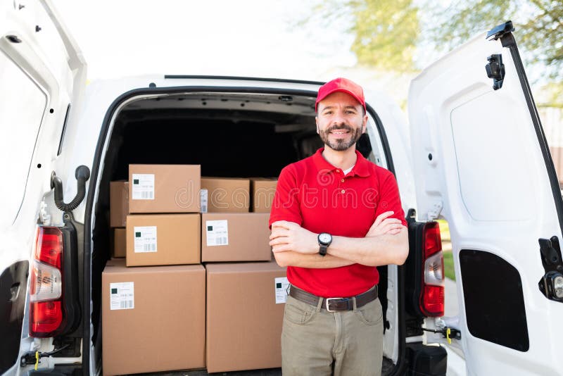 Repartidor satisfecho con su vehículo protegido